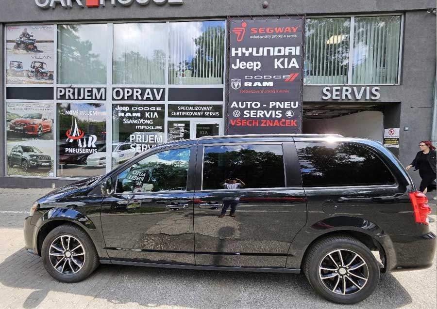 Dodge Grand Caravan skledem\ Praha CarHouse